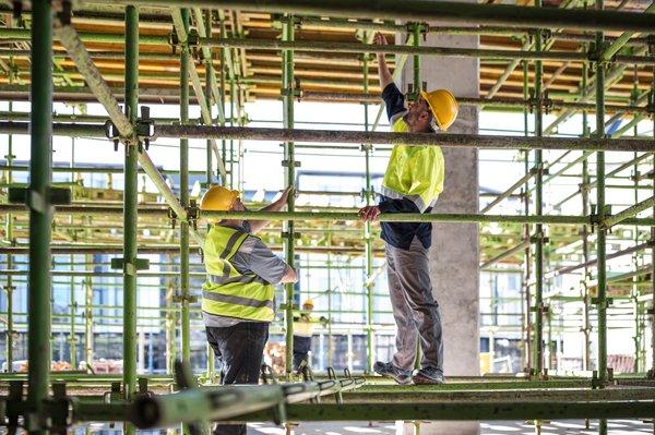 Échafaudage professionnel avec bâche : protection et efficacité