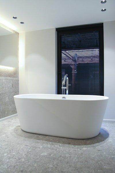 Quelques méthodes pratiques pour coller un pare-baignoire à la fin du rideau de douche