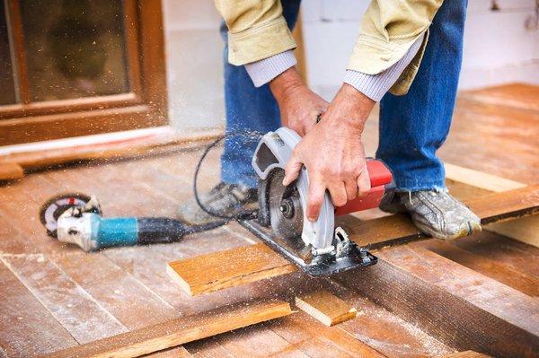 Comment fixer des palettes dans le sol de manière efficace et sécurisée ?