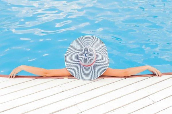 Quels sont les meilleurs revêtements pour une piscine thématique (ex : style tropical) ?