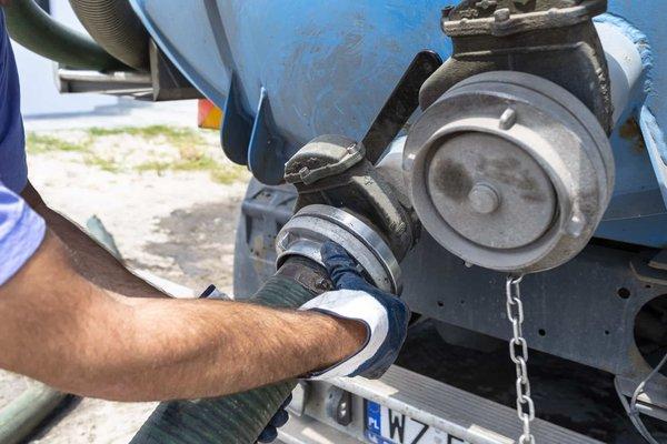 Évitez les erreurs coûteuses : l'importance des professionnels en vidange de fosse