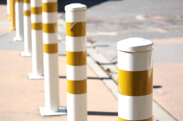 Borne escamotable manuelle : les règlementations liées à son installation